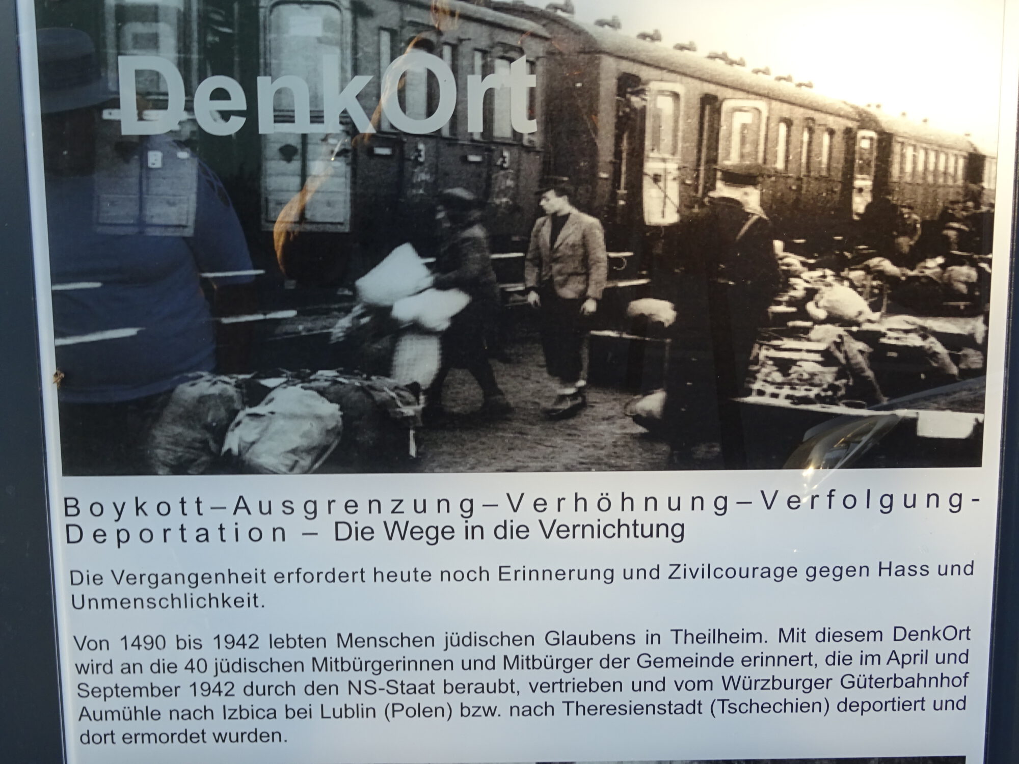 Dieses Bild hat ein leeres Alt-Attribut. Der Dateiname ist Deportation1_Theilheim-2000x1500.jpg